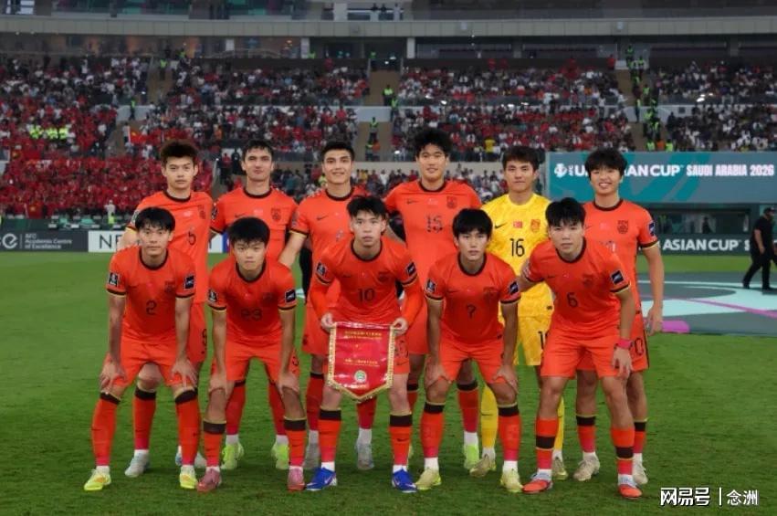 开云电竞-U23国足回国！获献鲜花花环 大量球迷热情接机：欢迎英雄凯旋归来