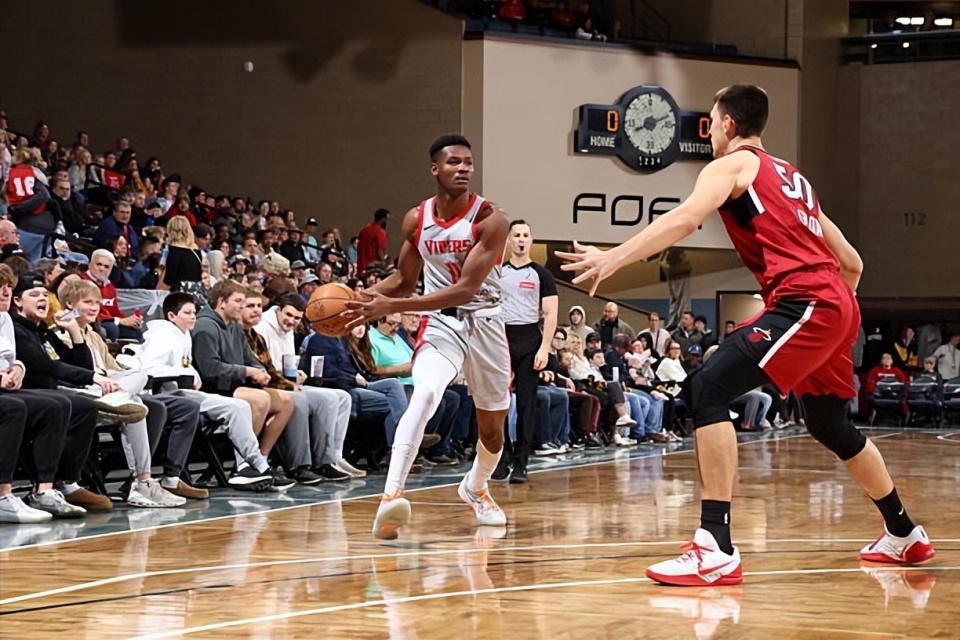 kaiyun-惨败中为数不多的亮点！火箭二队替补内线的能力其实非常全面？